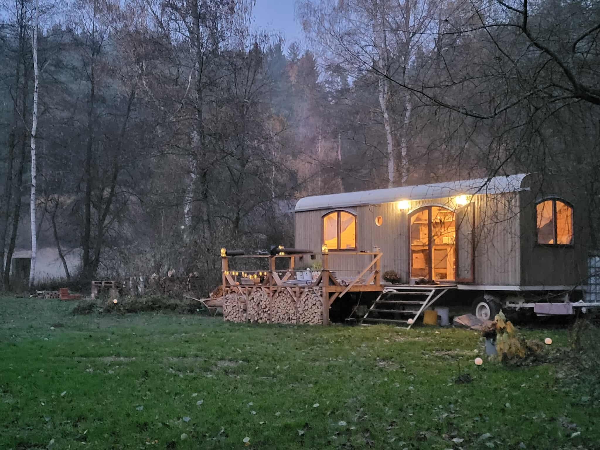 Maringotka77 — ubytování v přírodě u potoka